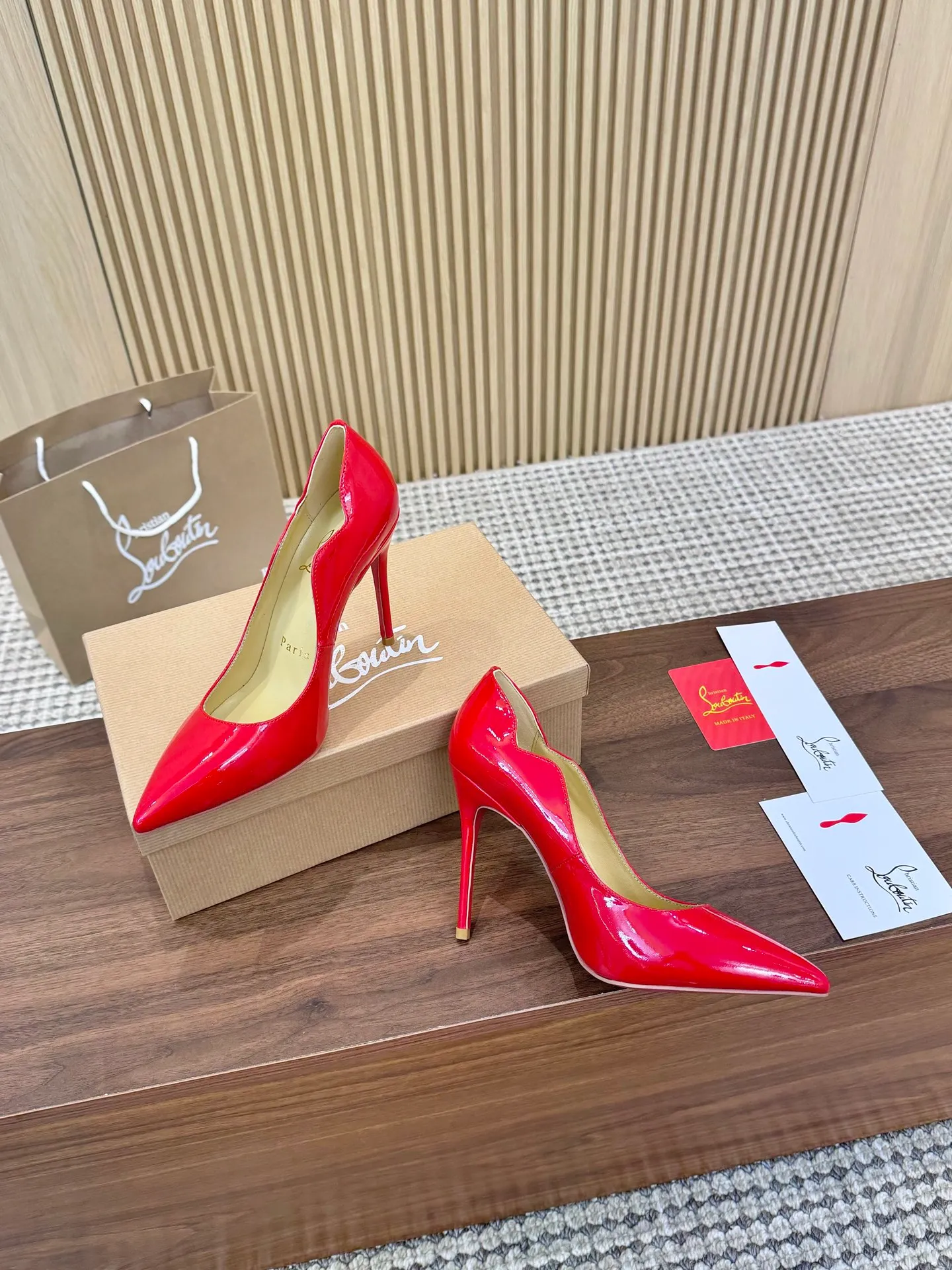 👟👟Ex-factory price 440👟👟 Genuine leather sole +40 shipped all year round 💝Christian Louboutin CL👠 "Imported cow patent leather💎 series" noble and luxurious, real blingbling✨ real materials, all customized by the pattern maker, and the materials are made of original customized materials, achieving the taste of the original 5 color options💍 Upper: Imported 👉Cow patent leather💪 Lining: Sheepskin foot pad/lining Size: 34-40.41.42 Heel height: 10.5cm and 8.5cm two options Leather sole Rubber sole